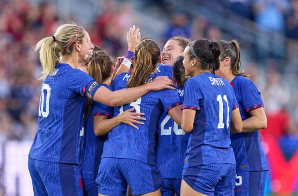 USWNT players celebrate