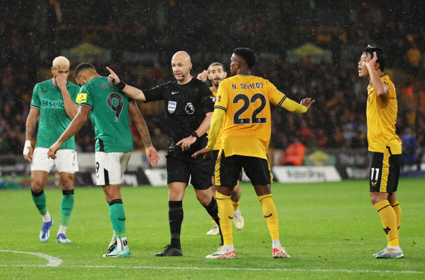 WOLVERHAMPTON, ENGLAND - OCTOBER 28: Referee Anthony Taylor awards Newcastle United a penalty kick during the Premier League match between Wolverhampton Wanderers and Newcastle United at Molineux on October 28, 2023 in Wolverhampton, England. (Photo by Matt McNulty/Getty Images)