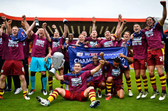 LONDON, ENGLAND - MAY 07: Burnley players celebrate winning the Championship after the Sky Bet Championship between Charlton Athletic and Burnley at the Valley on May 7, 2016 in London, United Kingdom. (Photo by Justin Setterfield/Getty Images)